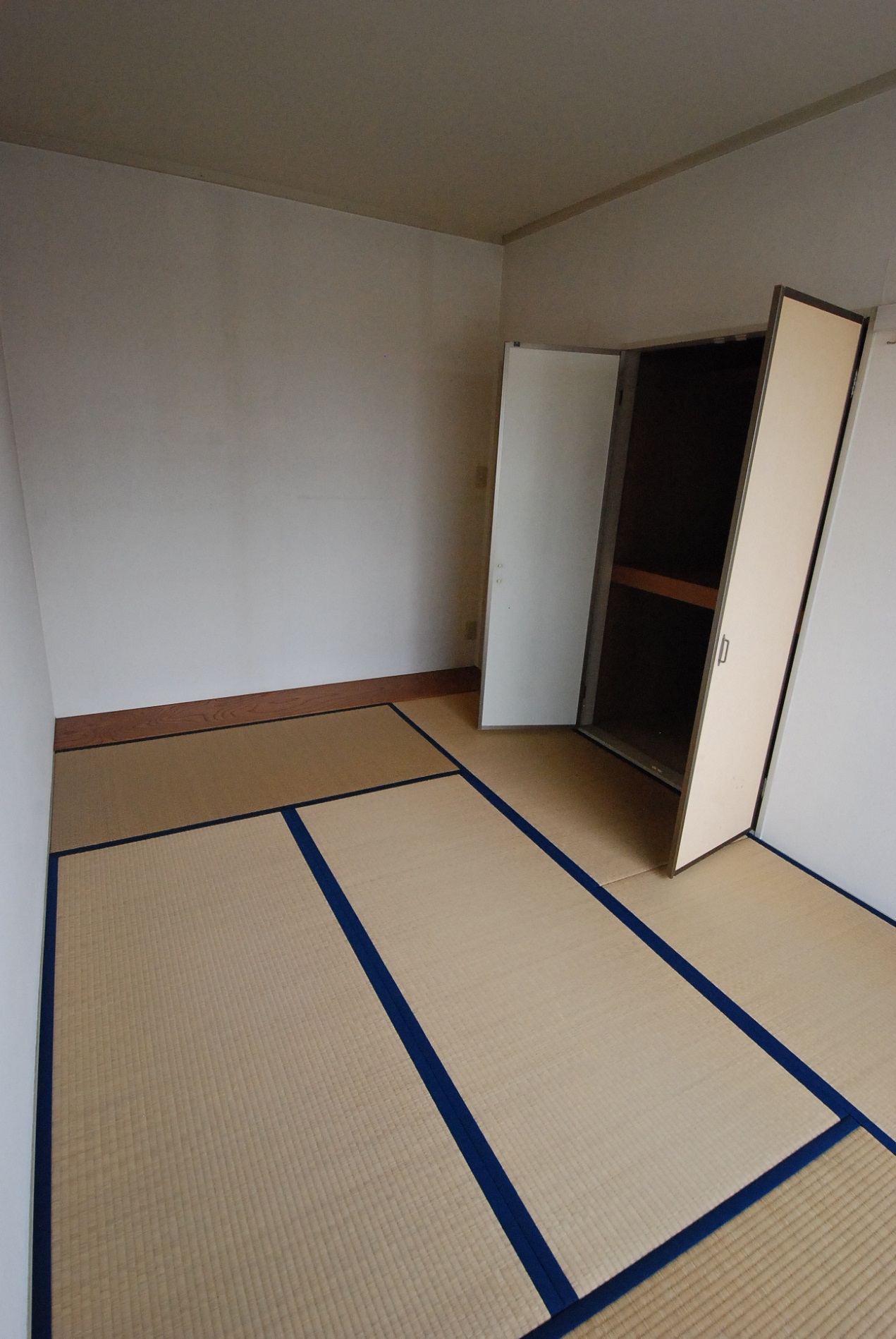 Living and room. Japanese-style room There closet Place plates
