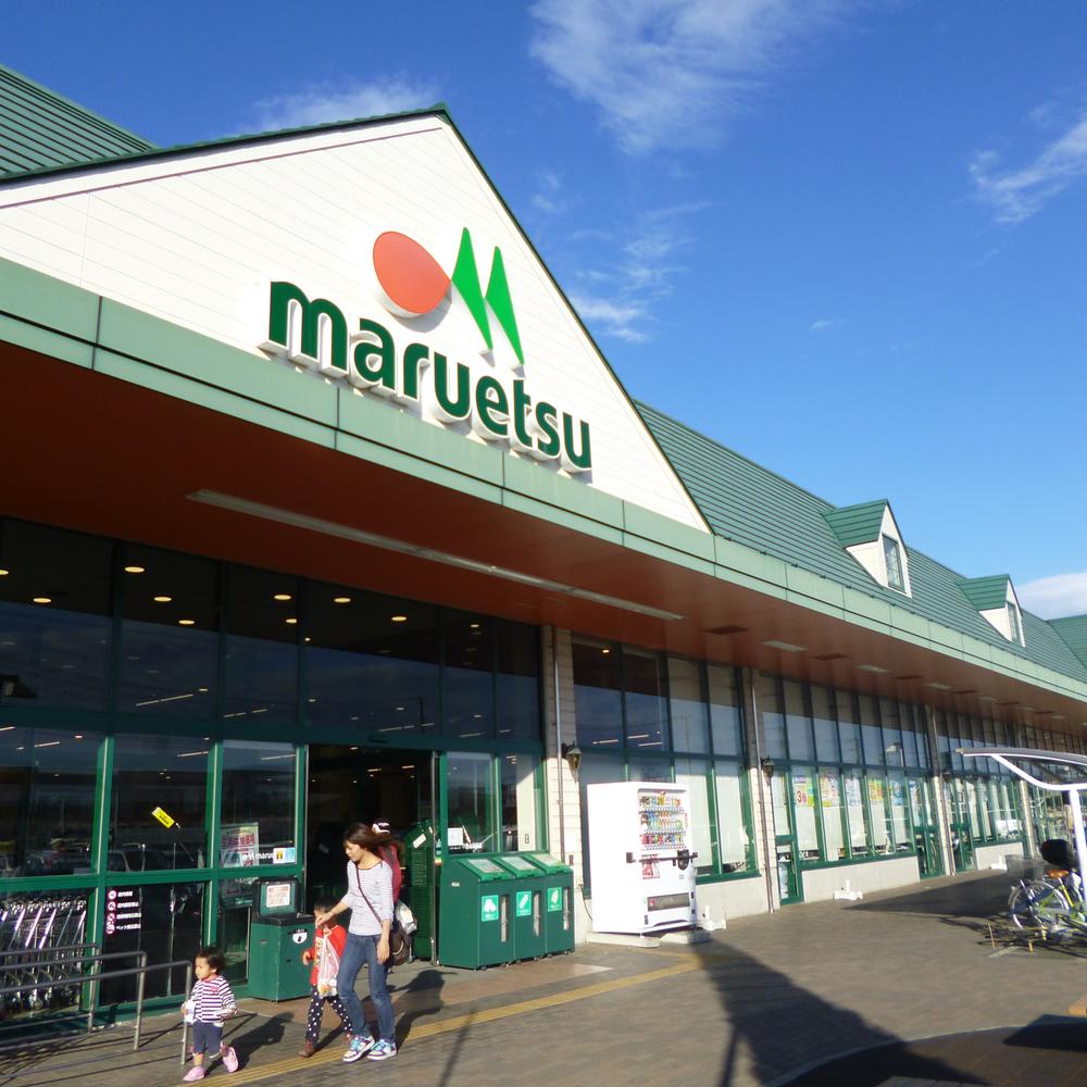 Shopping centre. Until the M's Town Satte 1930m