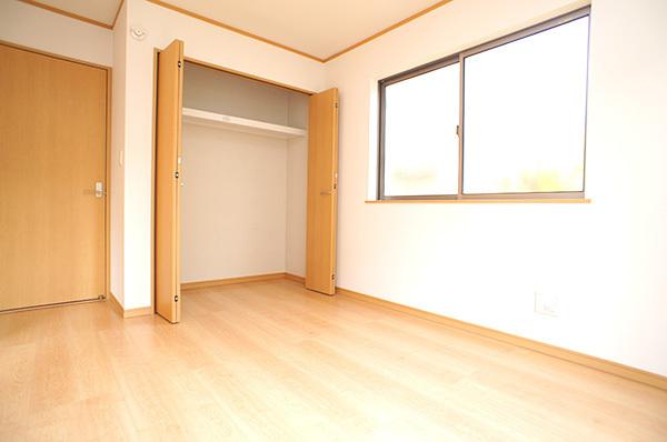 Non-living room. F Building There each room closet, It can be stored precious clothing. 