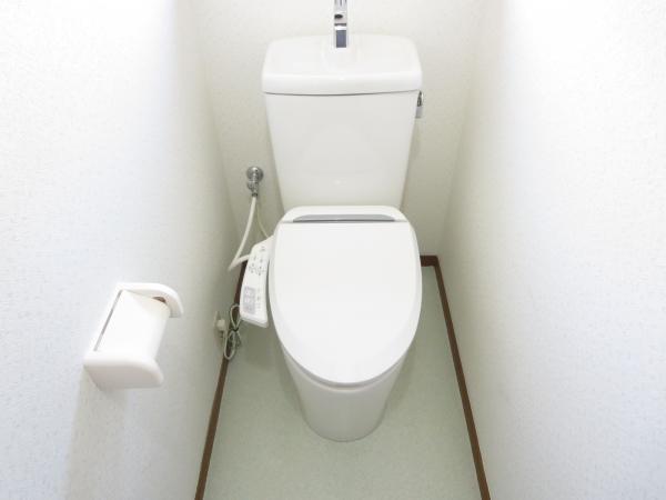 Toilet. 1.2 floor is a warm water washing toilet new