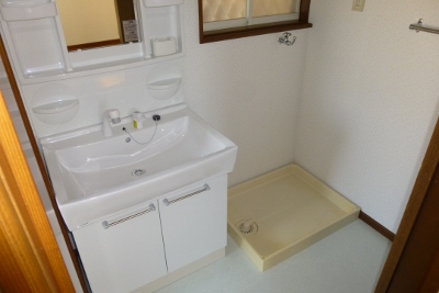 Washroom. Independent wash basin ・ Laundry Area ・ Yes window