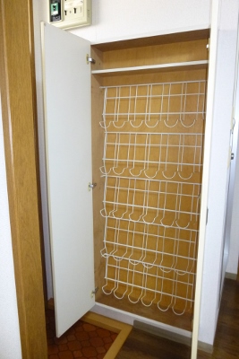Entrance. Cupboard