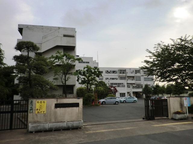 Primary school. Hon 300m up to elementary school