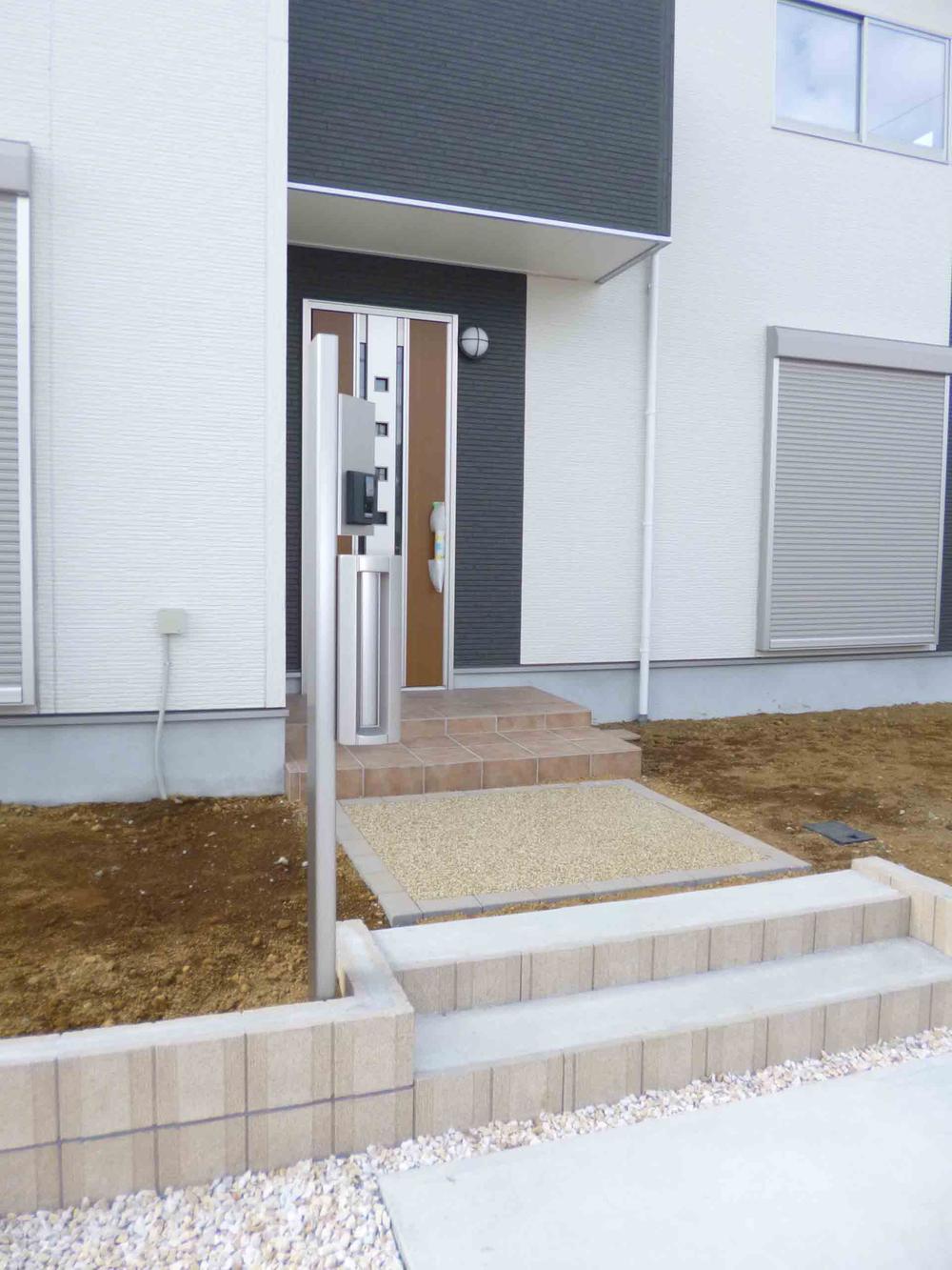 Entrance. 2013.6.24 shooting. Double lock dimple keys with excellent picking measures