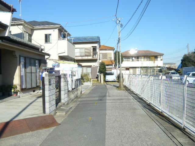 Local photos, including front road.  ■ Without front road front building yang those good!