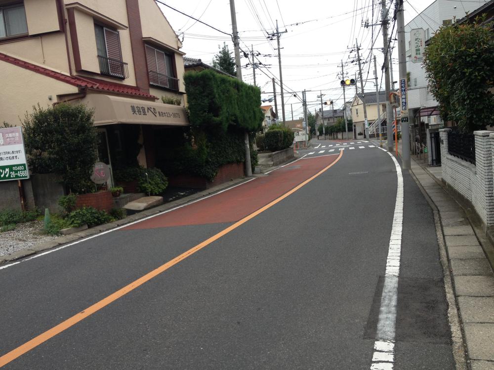 Local photos, including front road. Front road spacious