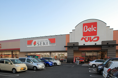 Supermarket. Berukubesuta east Washinomiya store up to (super) 634m