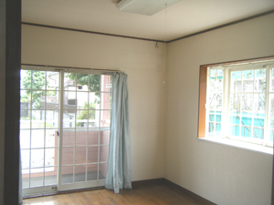 Other room space. Bright with bay window Western-style. With veranda