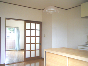 Living and room. Back is the south side Western-style, The front is DK