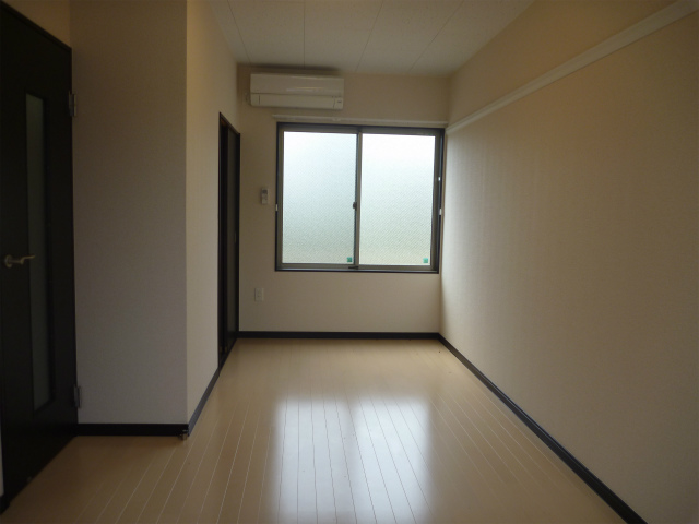 Living and room. You beam light is a lot. (Taken from the west)