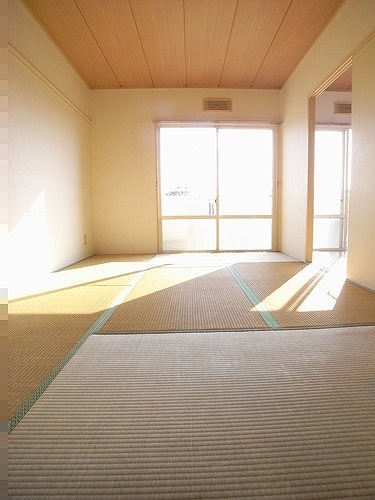 Living and room. There is also a closet 6 Pledge Japanese-style room!
