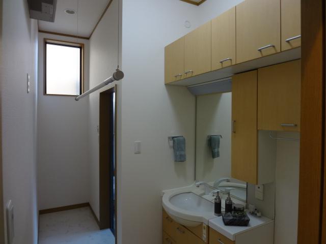 Wash basin, toilet. Interior