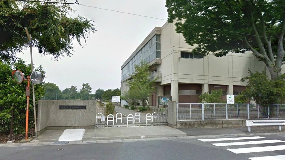 Junior high school. 1039m to Kumagaya Municipal Arakawa junior high school