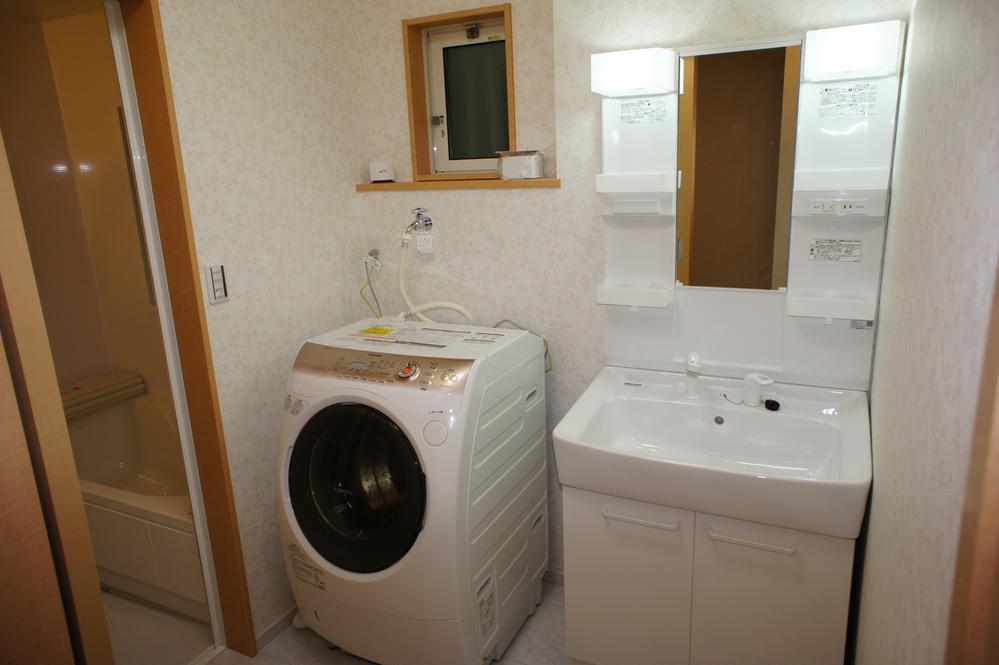 Wash basin, toilet. Washroom