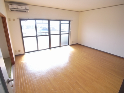 Living and room. LD10 Pledge, Air-conditioned