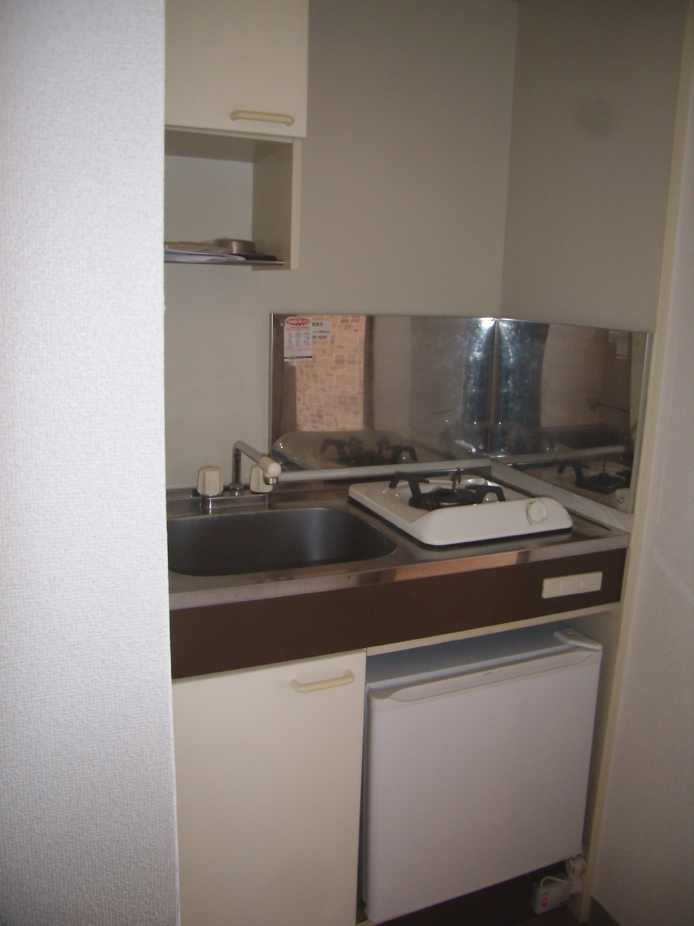 Kitchen. 1-neck with gas stove