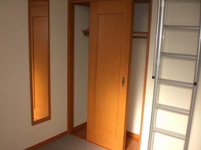Receipt. Next to the closet comes with a full-length mirror