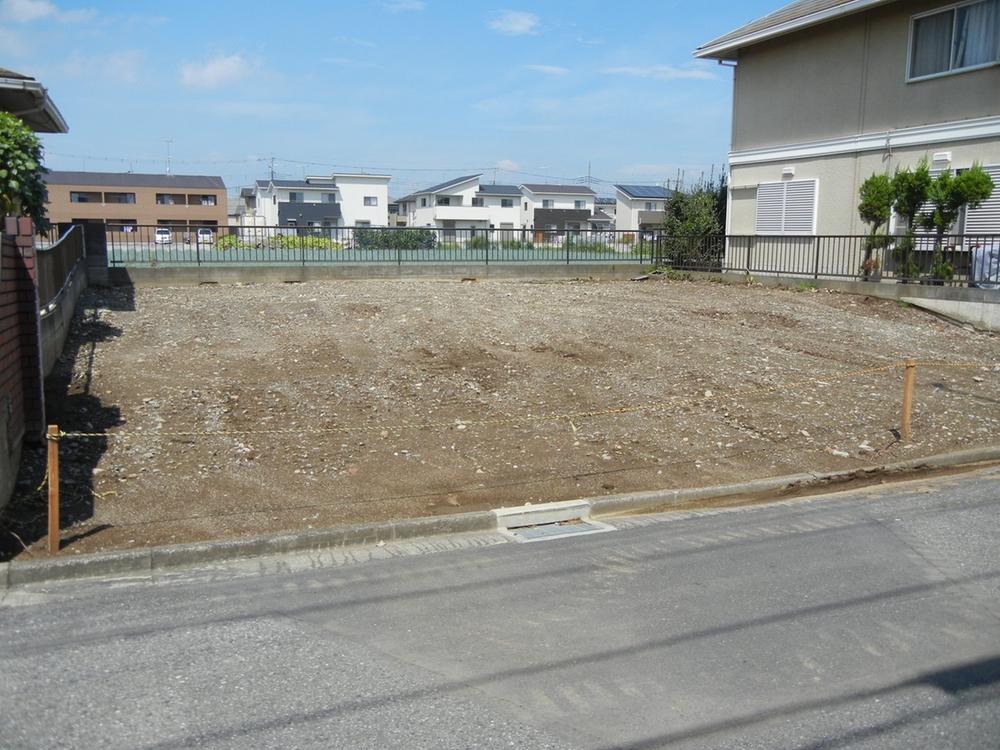 Local land photo. It is a quiet residential area. 