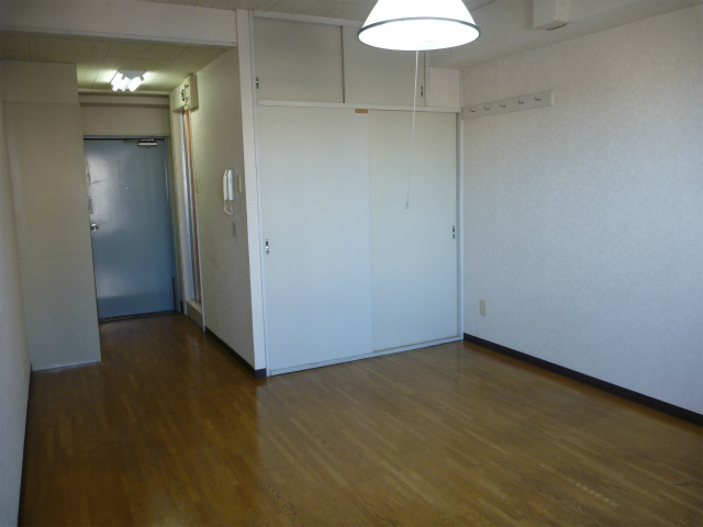 Living and room. About six quires.