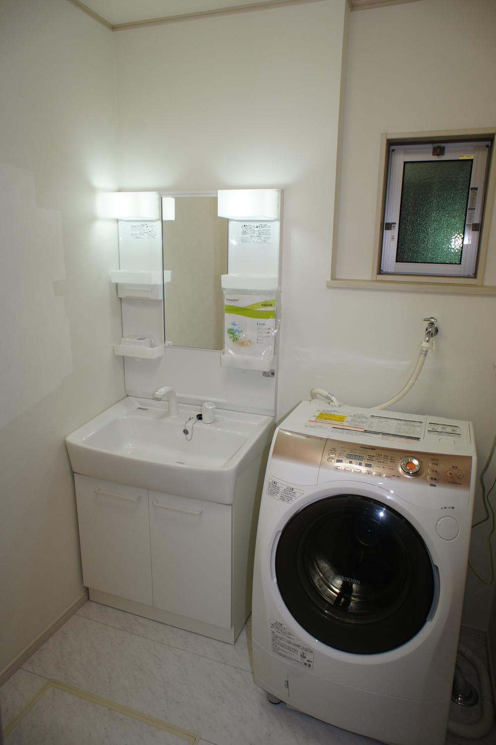 Wash basin, toilet. Indoor (10 May 2013) Shooting