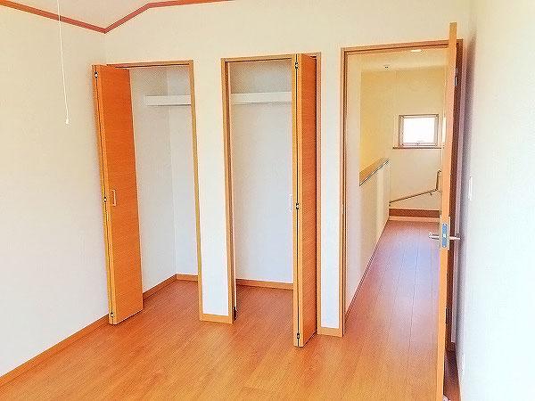 Non-living room. Walk-in closet with a 2F children's room with a storage capacity / A Building (June 2013 shooting)
