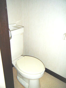 Toilet. bus ・ It is another toilet