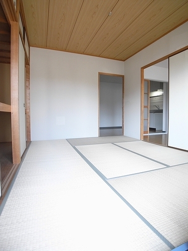 Living and room. Storage lot! Japanese-style room 6 quires