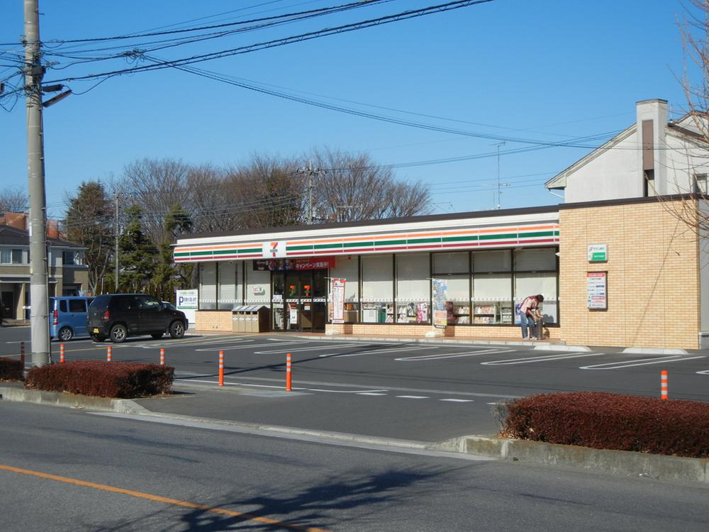 Convenience store. Soon there is a Seven-Eleven in the back. 