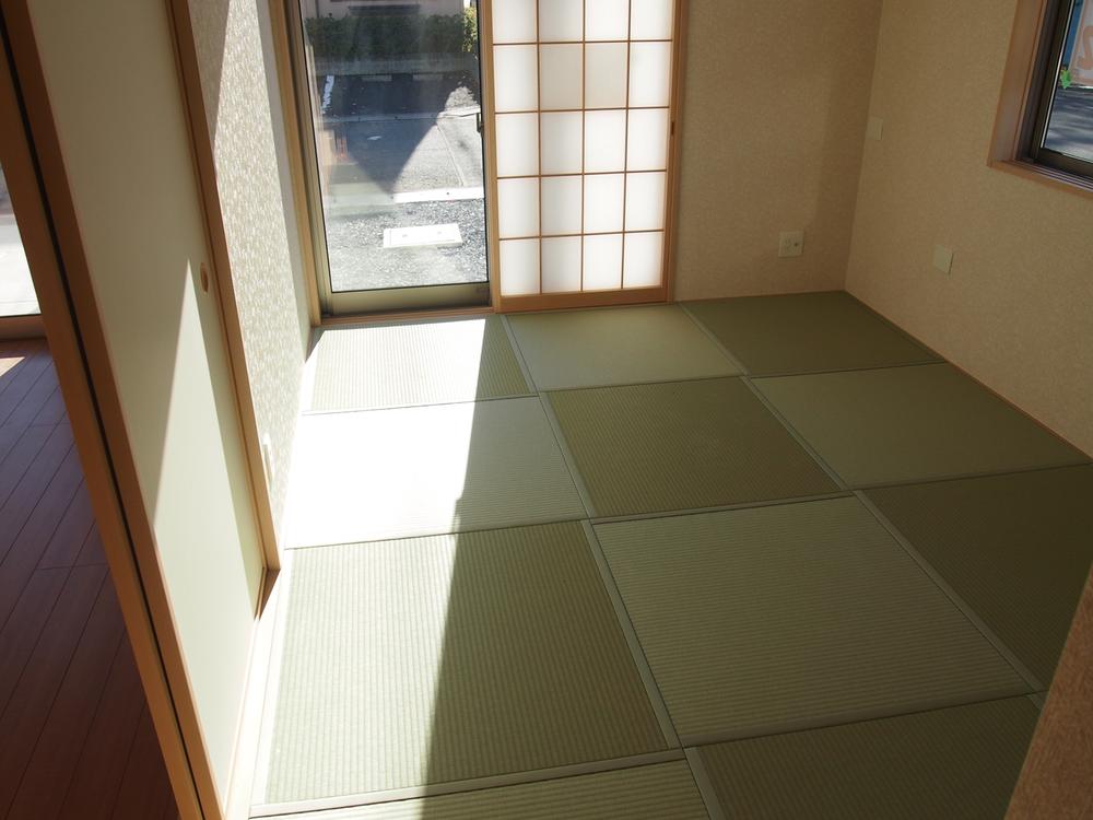 Other introspection. It led from LDK, Bright is a 6-tatami mat Japanese-style room. 