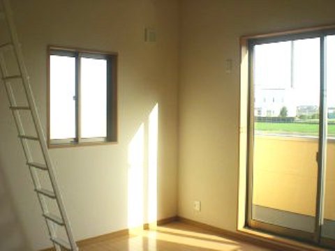 Living and room. Day preeminent! !