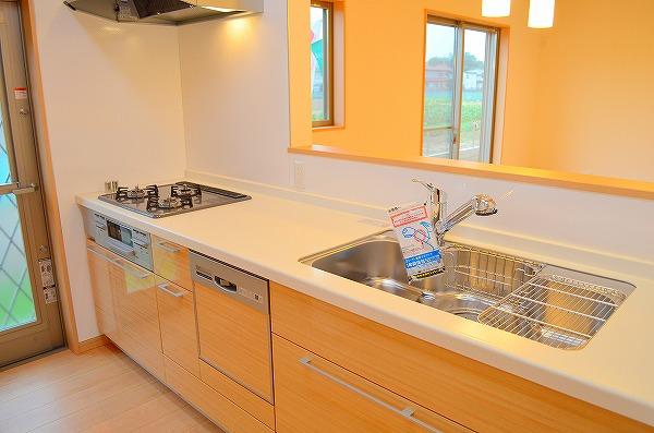 Kitchen. Natural shades of the kitchen (built-in dishwasher dryer, With water purifier shower faucet construction) / G Building (August 2013 shooting)