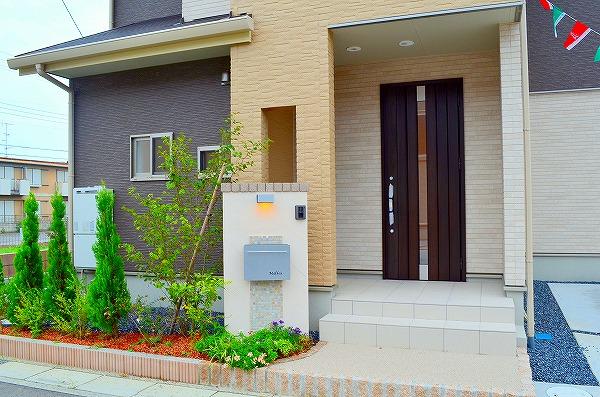 Entrance. Approach to welcome family and customers / G Building (August 2013) Shooting