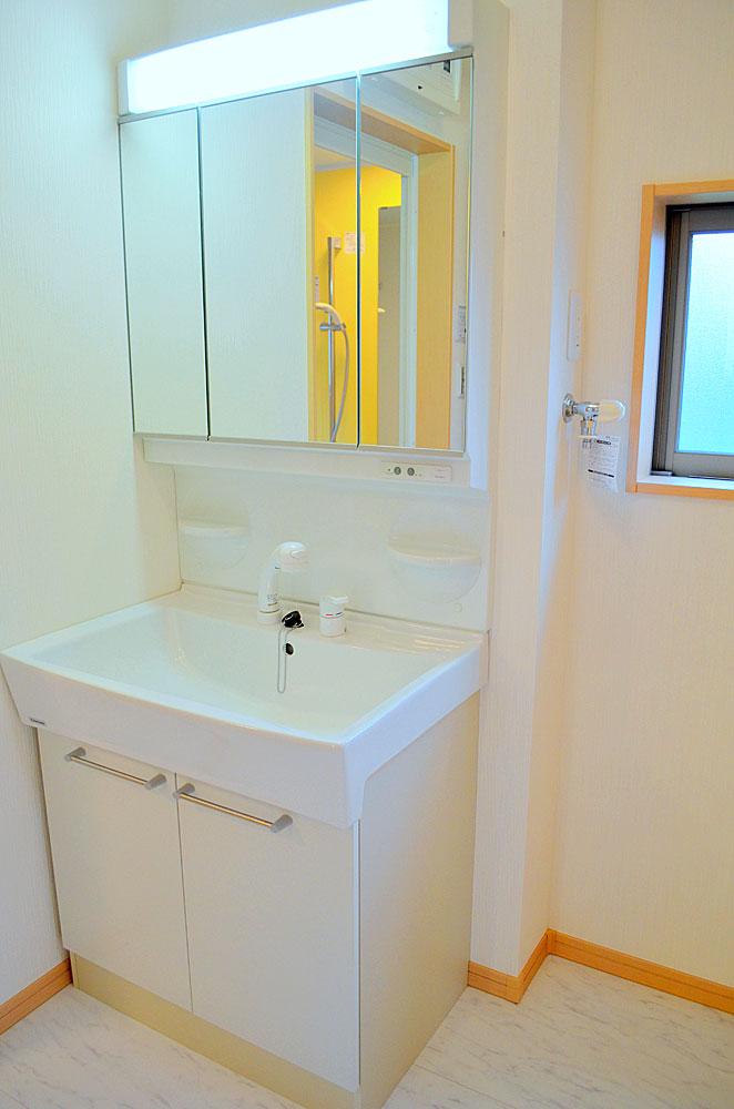 Wash basin, toilet. 1.5 square meters of basin undressing room is clear, Easy-to-use storage has also been established / G Building (August 2013 shooting)