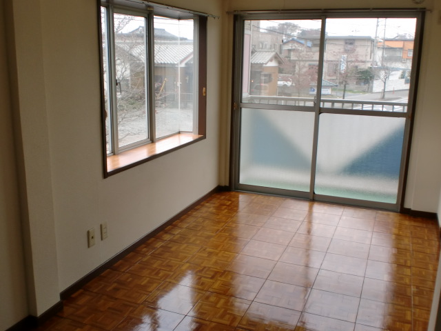 Living and room. Western-style 7.5 Pledge, Spacious room.