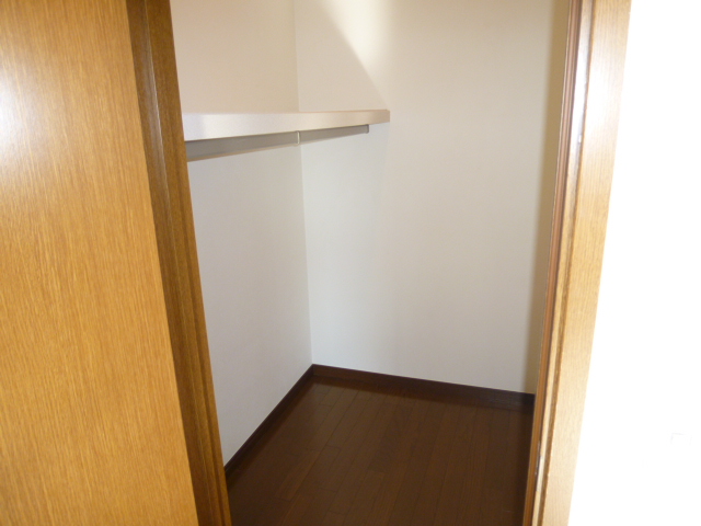 Receipt. Since it is a walk-in closet, It is safe even if many luggage