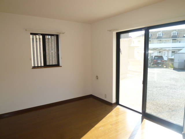 Living and room. Facing south ・ Dihedral is daylight bright rooms