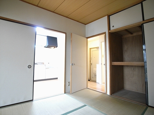 Living and room. Storage lot! Japanese-style room 4.5 Pledge