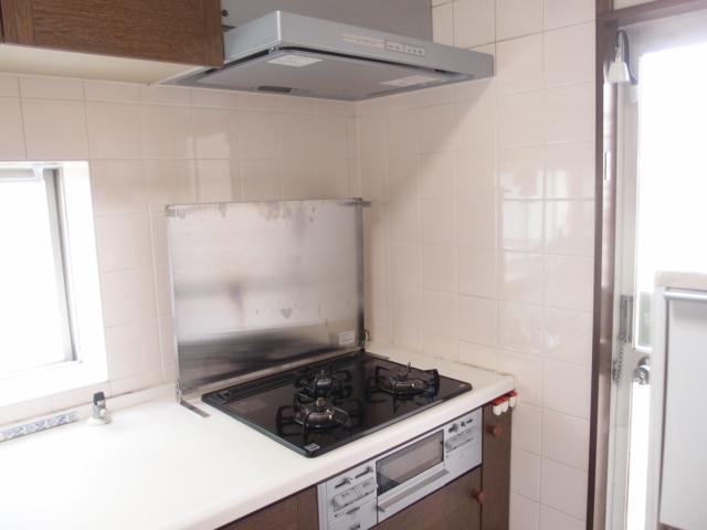 Kitchen. Glass top built-in gas stove