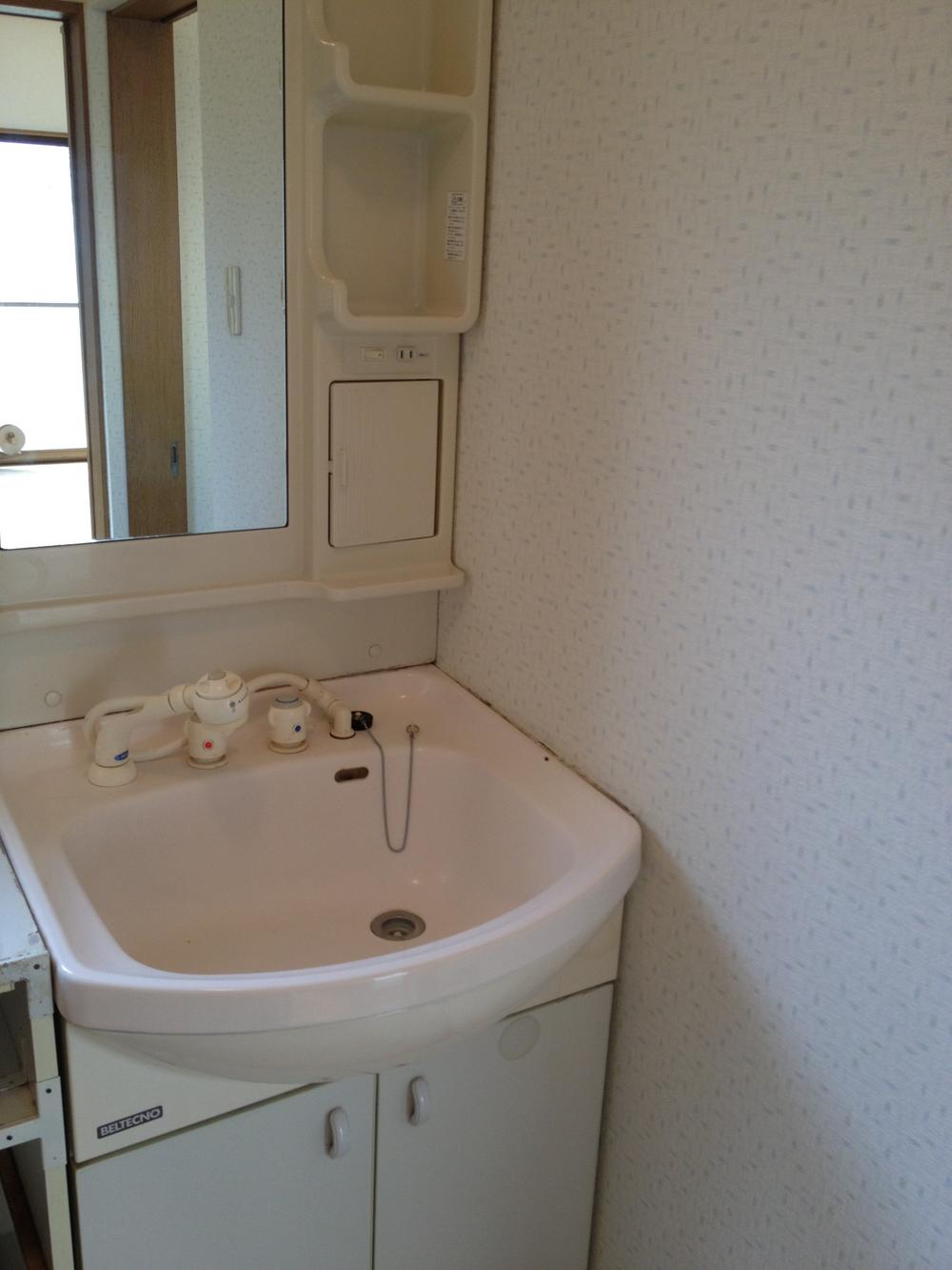 Wash basin, toilet. Indoor (September 2012) shooting