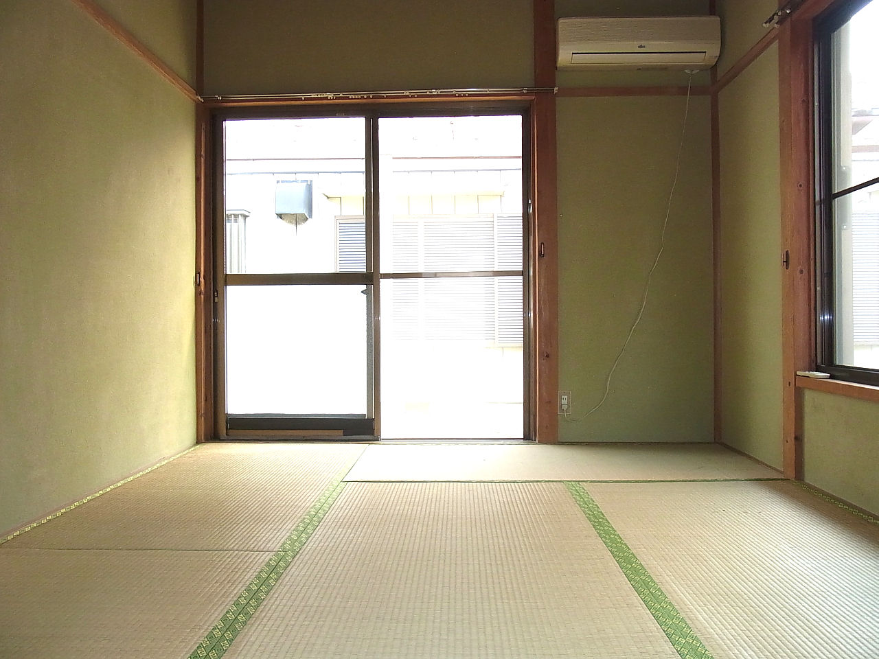 Living and room. ※ Repair charge borrowers burden per air-conditioned leaving products