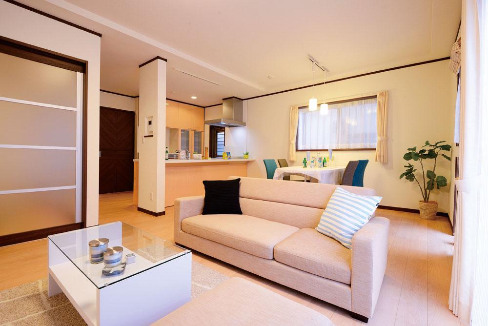 Living. Spacious living space development that a certain sense of unity ・ dining ・ kitchen / Building 3 (October 2013) Shooting