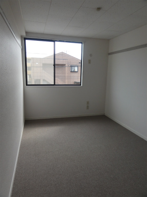 Other room space.  [North] Western-style room is a picture. 