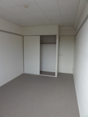 Living and room.  [South] Western-style room is a picture. 