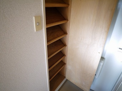 Entrance. There shoe box at the door.