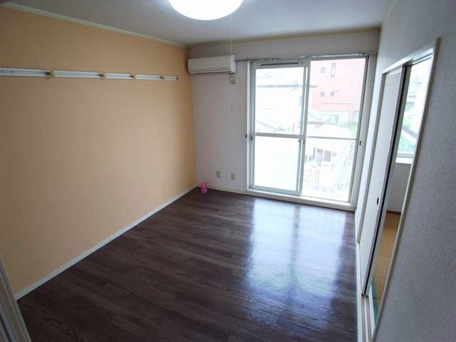 Living and room. Western-style 6 Pledge