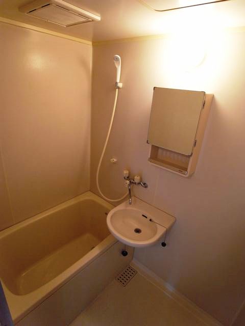 Bath. Beautiful to have been cleaned