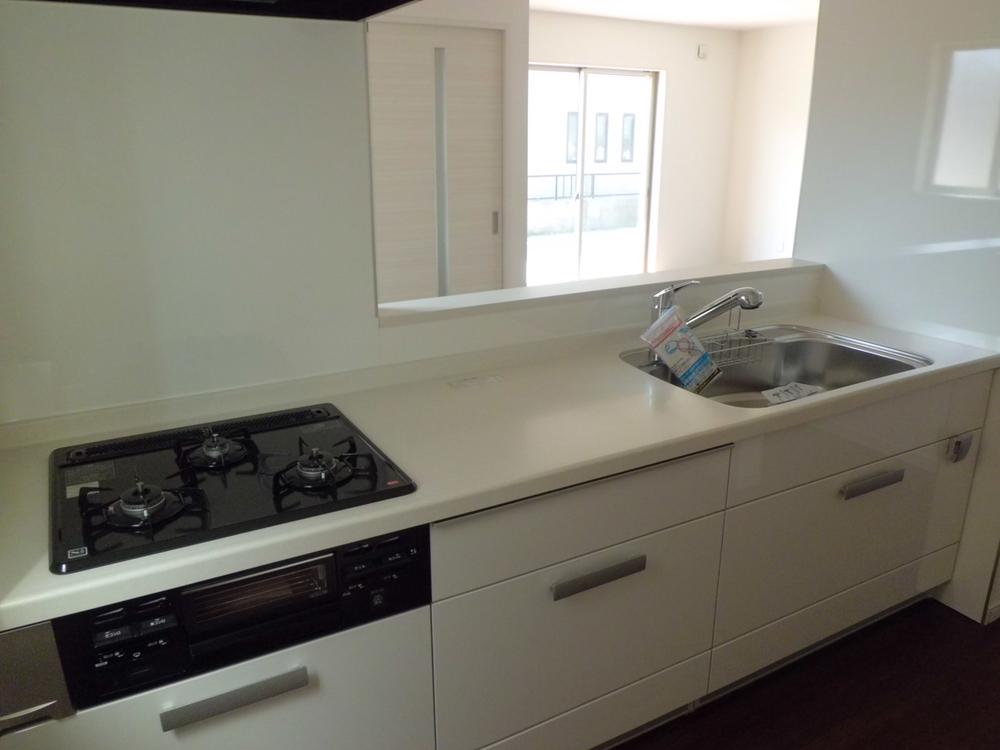 Kitchen. Fit to the color of the floor feeling of luxury, White Kitchen Design (September 2013) Shooting
