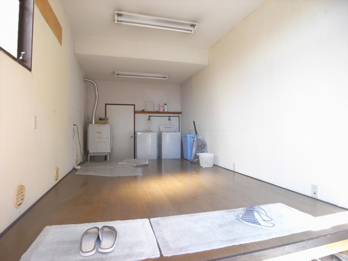 Other. 1st floor Free laundry facilities