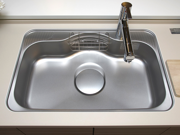 Kitchen.  [beautifully, Functional quiet wide sink] Convenient quiet wide sink in washing. Counter is artificial marble feeling of luxury hard to be scratched.  ※ Position of the faucet will depend on the type.