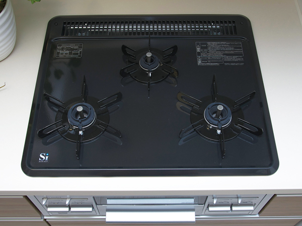 Kitchen.  [3-neck gas stove] Adopt a three-necked gas stove to increase the efficiency of your cooking. Because the built-in type can produce a cleaner kitchen. The top plate is easy to clean because it is flat, You can use comfortably. Stove is a high safety equipped with a Si sensor.